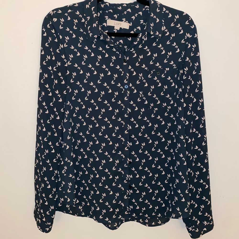 Greenish blue blouse with cream birds. Medium Loft